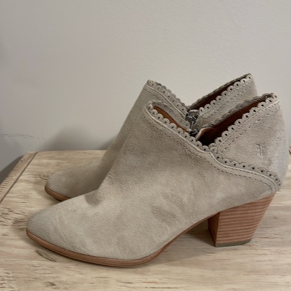 Frye Reed Scalloped Mid Heel Bootie NWOT - Picture 6 of 10